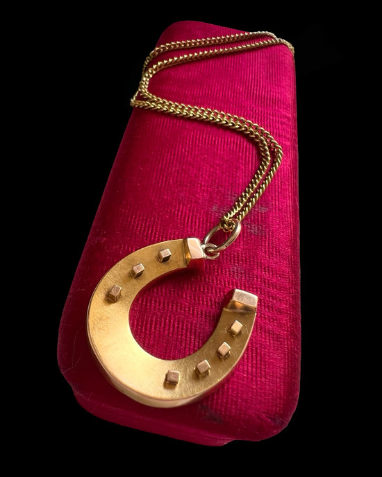 VICTORIAN 15CT GOLD HORSESHOE PENDANT ‘SLOW RACE’