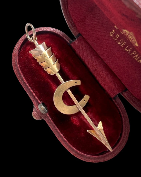 VICTORIAN 15CT GOLD HORSESHOE & ARROW PENDANT