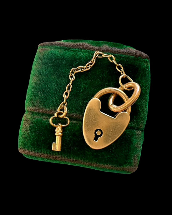 19TH CENTURY WORKING 18CT GOLD PADLOCK & KEY