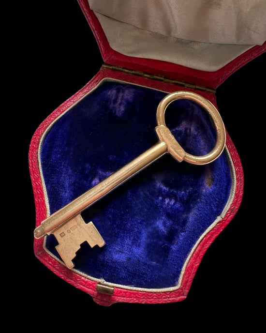 VINTAGE LARGE 9CT GOLD KEY PENDANT