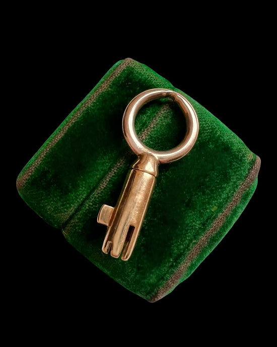 VICTORIAN 9CT GOLD BRAMAH KEY PENDANT