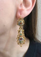 EARLY 19TH CENTURY 18CT GOLD ENAMEL EARRINGS AND BROOCH DEMI PARURE