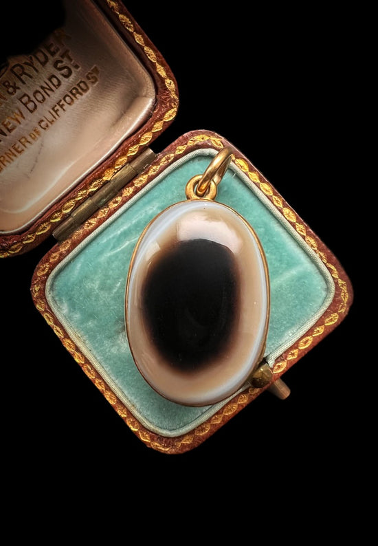 VICTORIAN BULLSEYE AGATE MOURNING LOCKET