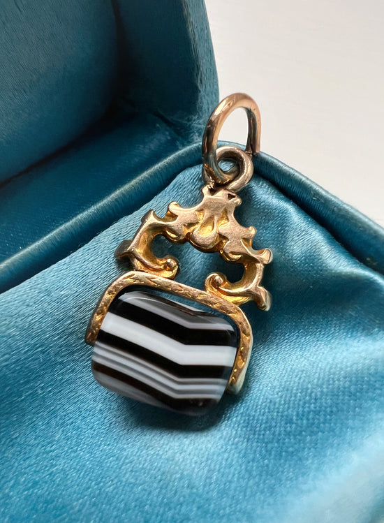 19TH CENTURY STRIPED AGATE SPINNER PENDANT