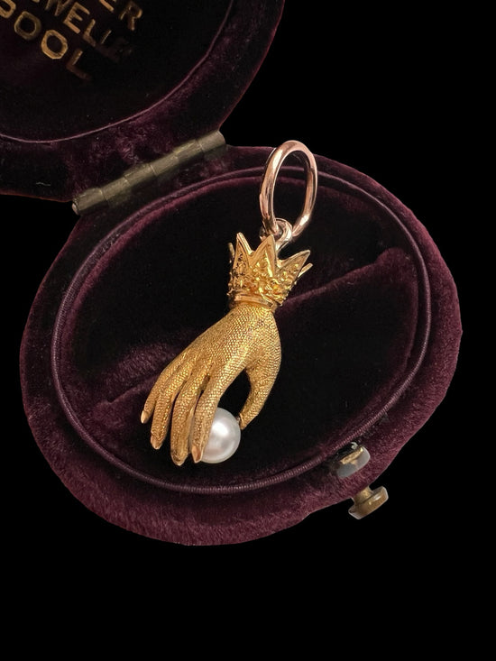 EARLY 19TH CENTURY 15CT GOLD HAND PENDANT