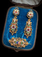EARLY 19TH CENTURY 18CT GOLD ENAMEL EARRINGS AND BROOCH DEMI PARURE