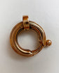A BEAUTIFUL REEDED 18CT GOLD BOLT RING