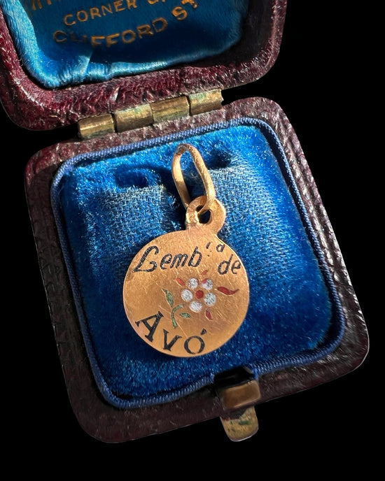 VINTAGE PORTUGUESE 19CT GOLD & ENAMEL ‘LEMB CĄ DE AVÓ’ CHARM
