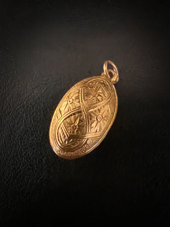 19TH CENTURY FRENCH 18CT GOLD EGG LOCKET