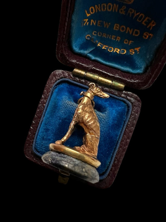 EARLY 19TH CENTURY 18CT GOLD & LAPIS DOG FOB PENDANT