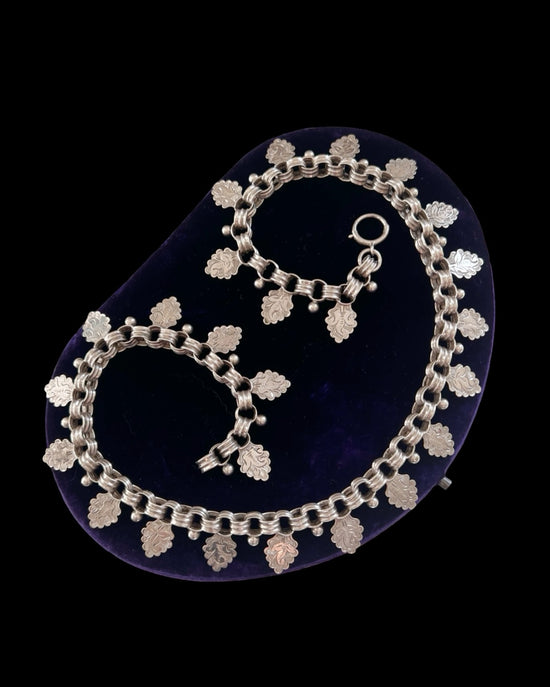 VICTORIAN SILVER LEAF DESIGN COLLAR