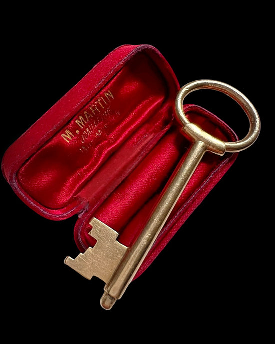 VINTAGE LARGE 9CT GOLD KEY PENDANT