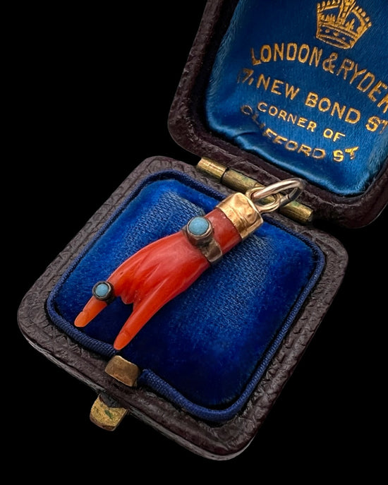 EARLY 19TH CENTURY MINI ‘MANO CORNUTO’ CORAL HAND PENDANT