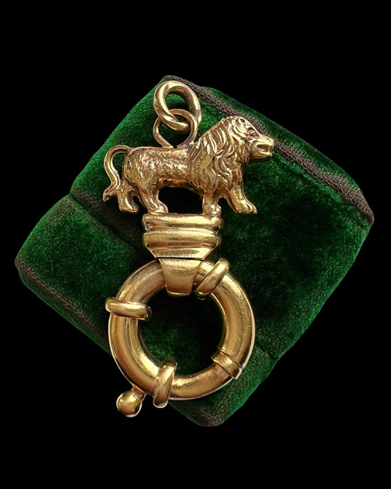 ANTIQUE 9CT GOLD LION BOLT RING