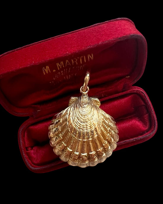 VICTORIAN 15CT GOLD SHELL LOCKET