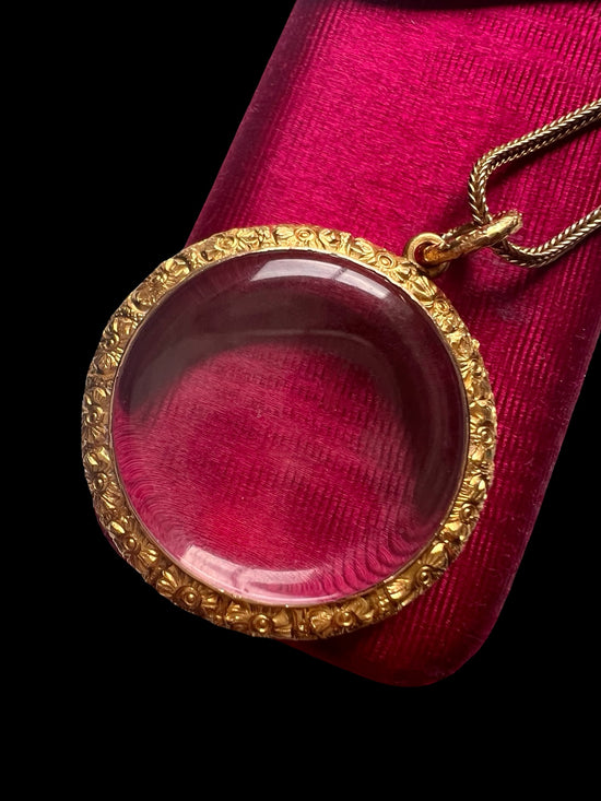 VICTORIAN 15CT GOLD CHASED FRAME LOCKET