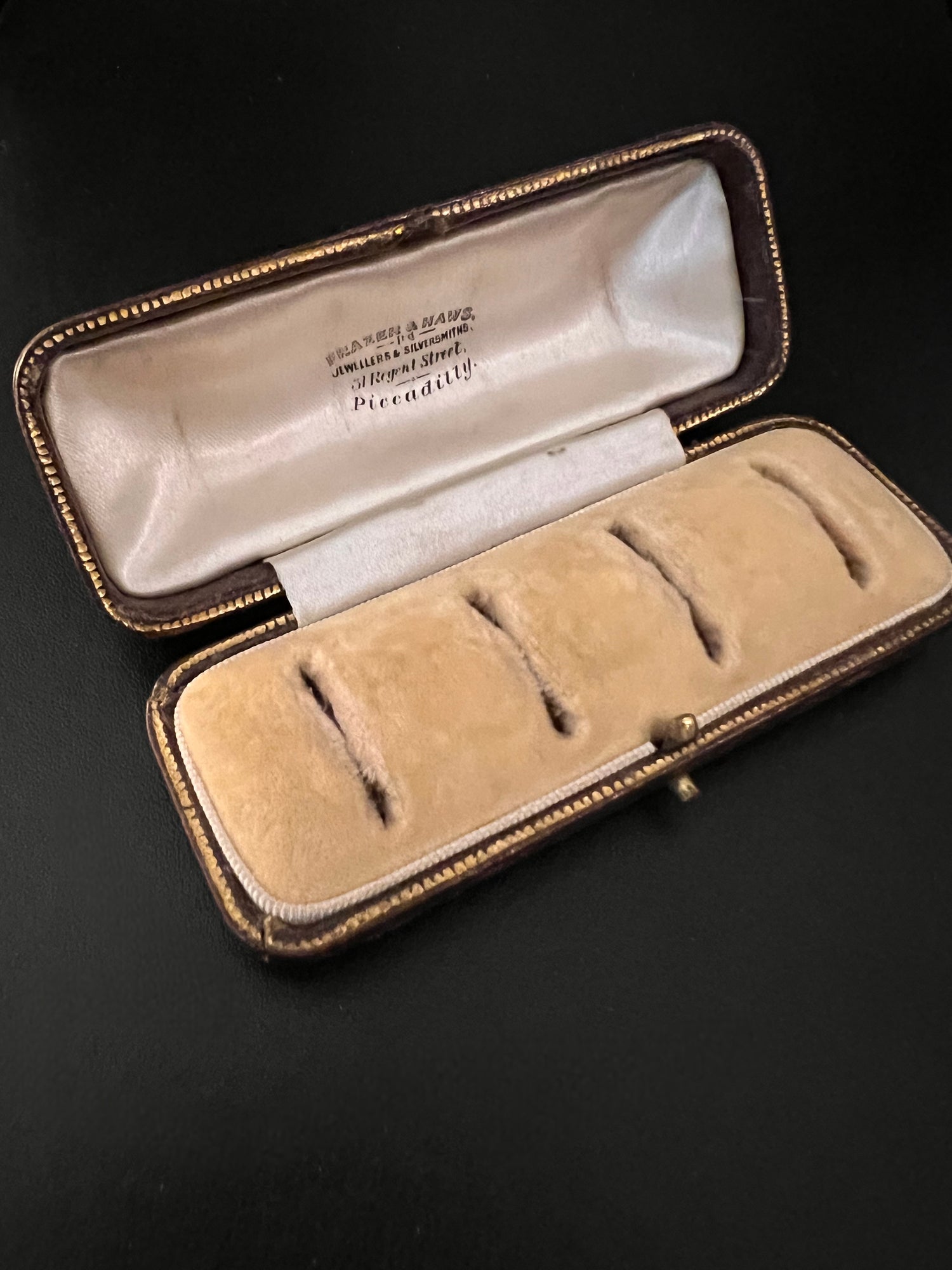 VICTORIAN LONG MULTI RING BOX – The Old Cut