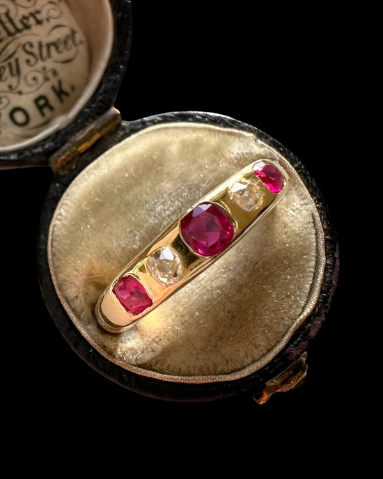 ANTIQUE DIAMOND & RUBY FLUSH SET 18CT GOLD RING