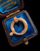 A BEAUTIFUL REEDED 18CT GOLD BOLT RING