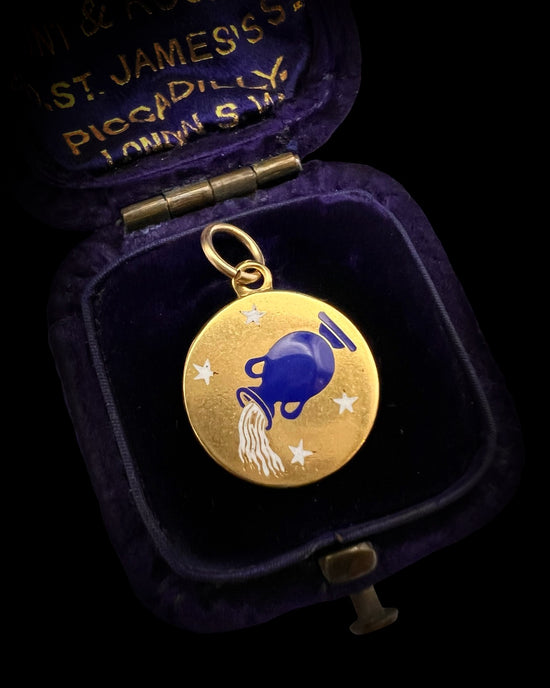18CT GOLD DISC PENDANT WITH ENAMEL URN