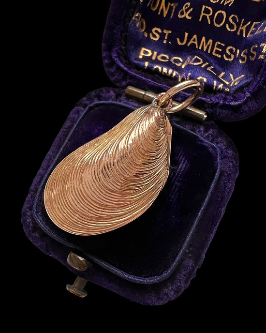 VICTORIAN 9CT GOLD MUSSLE SHELL LOCKET PENDANT