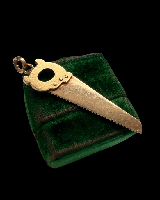 VINTAGE 18CT GOLD SAW PENDANT
