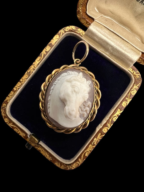 VICTORIAN CAMEO HORSE PENDANT