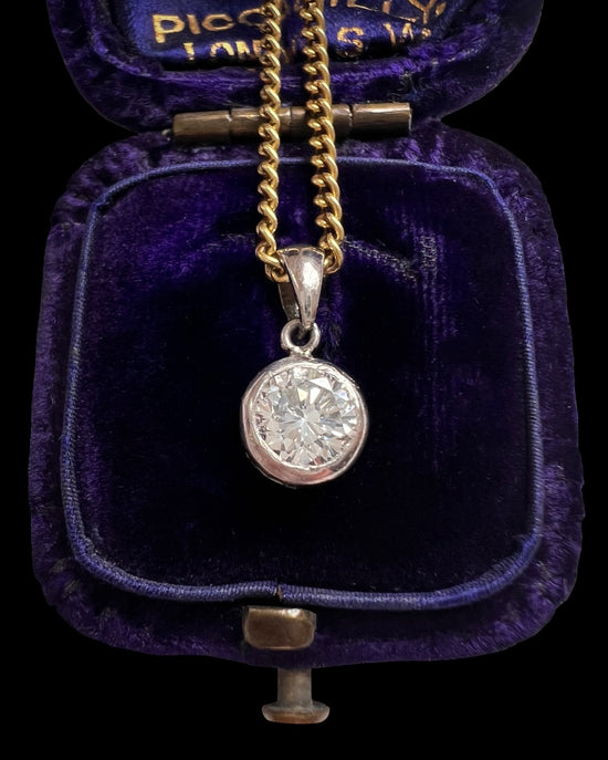 DIAMOND SOLITAIRE PENDANT