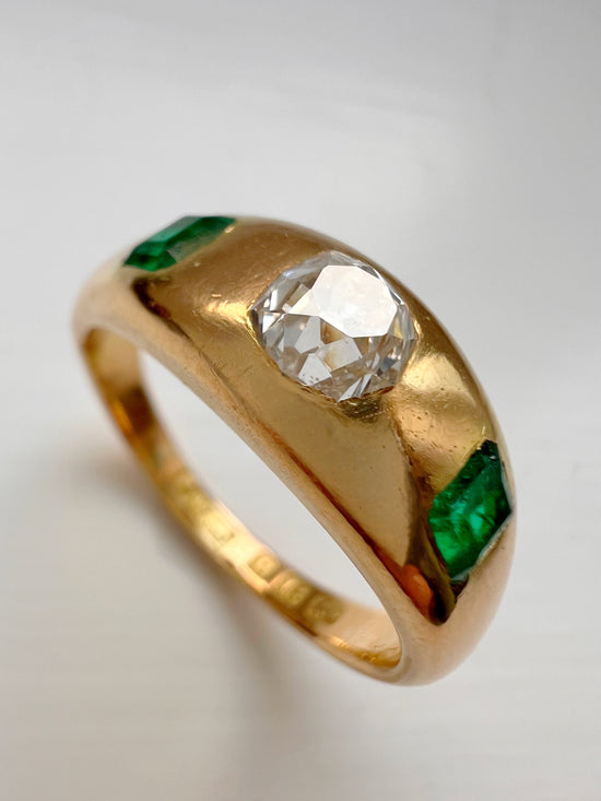 ANTIQUE DIAMOND & EMERALD FLUSH SET RING