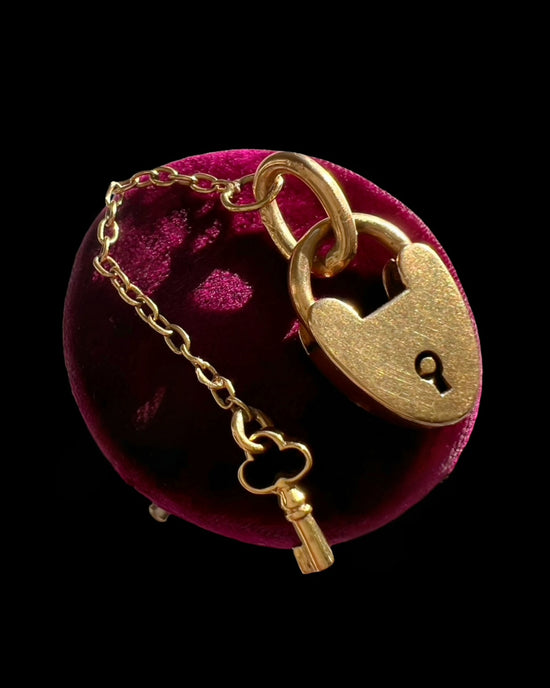 19TH CENTURY WORKING 18CT GOLD PADLOCK & KEY