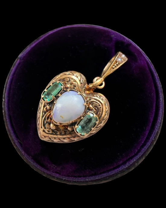 ANTIQUE 15CT GOLD ENGRAVED HEART SET WITH OPAL & EMERALD