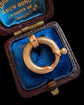 A BEAUTIFUL REEDED 18CT GOLD BOLT RING