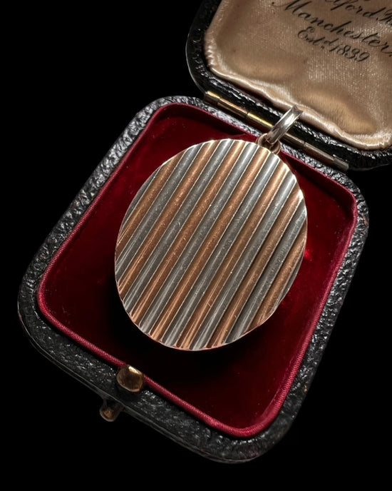 ANTIQUE 15CT GOLD & PLATINUM OVAL LOCKET