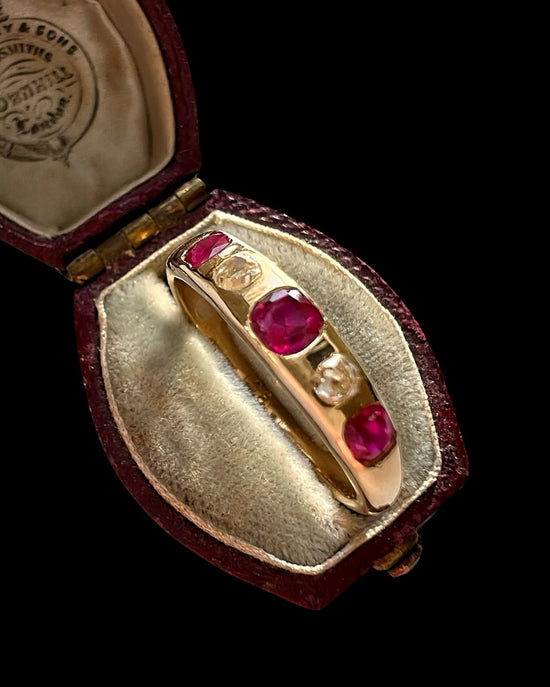 ANTIQUE DIAMOND & RUBY FLUSH SET 18CT GOLD RING