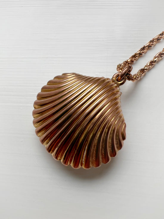 EARLY VICTORIAN 15CT GOLD SHELL LOCKET