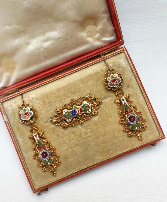 EARLY 19TH CENTURY 18CT GOLD ENAMEL EARRINGS AND BROOCH DEMI PARURE