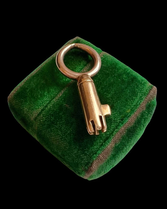 VICTORIAN 9CT GOLD BRAMAH KEY PENDANT