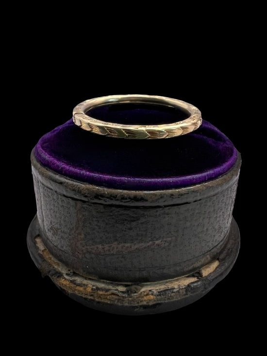 ANTIQUE LARGE 15CT CHASED GEOMETRIC SPLIT RING