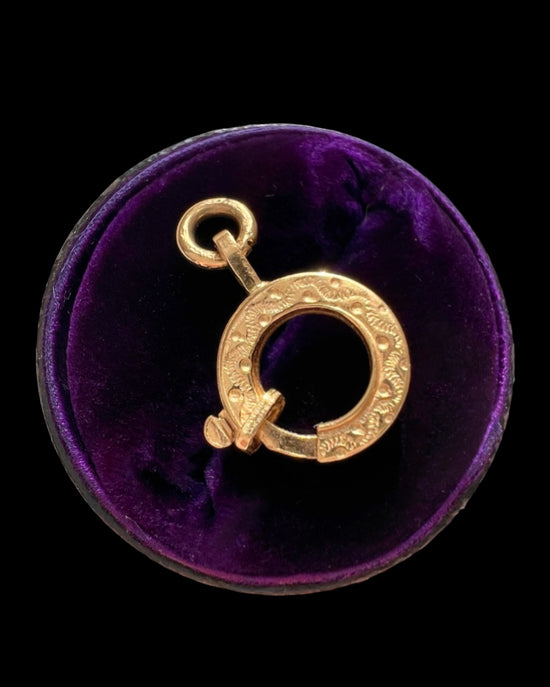 VINTAGE 18CT GOLD CHASED BOLT RING