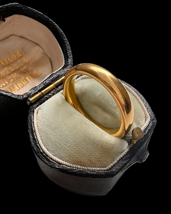 ANTIQUE 22CT GOLD BAND RING