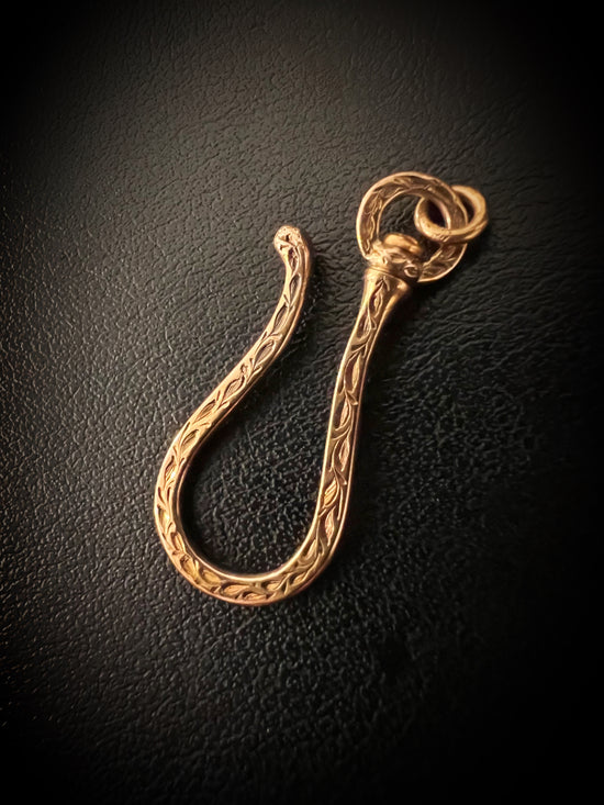 VICTORIAN CHASED 15CT HOOK