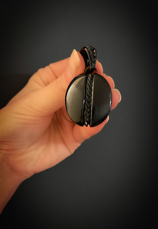 VICTORIAN WHITBY JET PENDANT