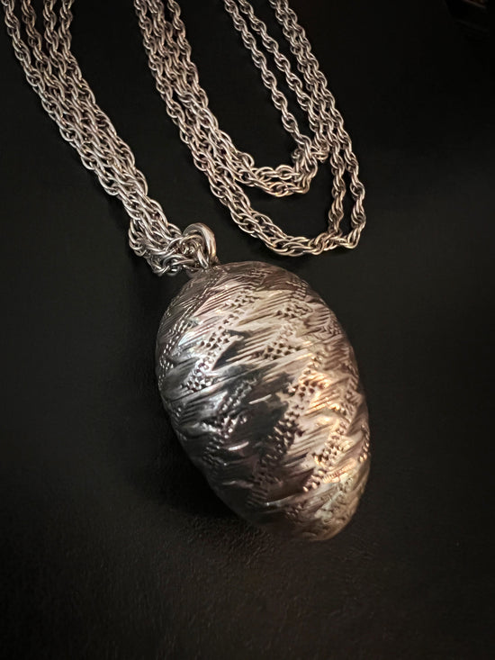 19TH CENTURY SILVER EGG PENDANT