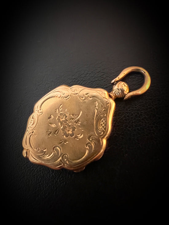 FRENCH ANTIQUE 18CT GOLD LOCKET