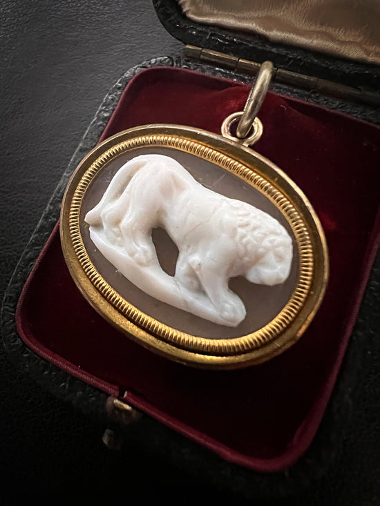 GEORGIAN CAMEO LION PENDANT