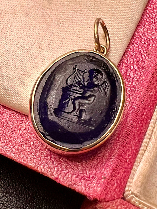 VICTORIAN ‘TASSIE’ PENDANT CUPID & THE LYRE
