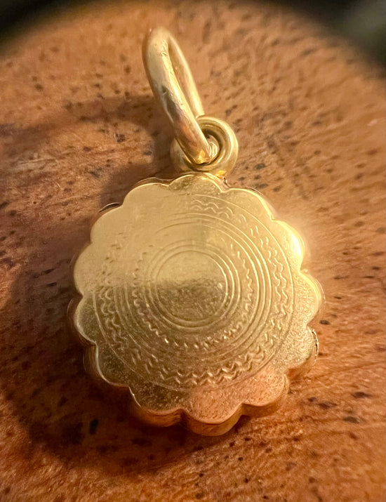GEORGIAN PIE CRUST PENDANT