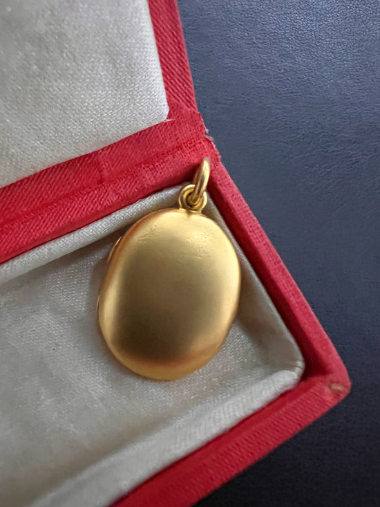 VICTORIAN 15CT GOLD LOCKET